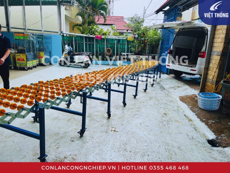 Băng tải con lăn xếp hỗ trợ vận chuyển hàng lên xe tải