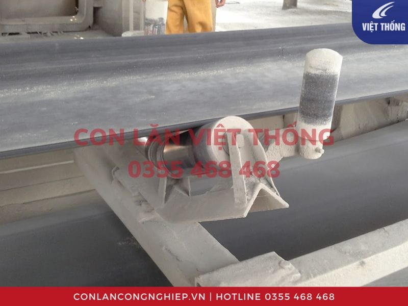 Một băng tải cao su với con lăn chống lệch băng tải
