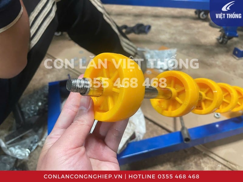Chi tiết 1 trục thang con lăn bánh xe nhựa
