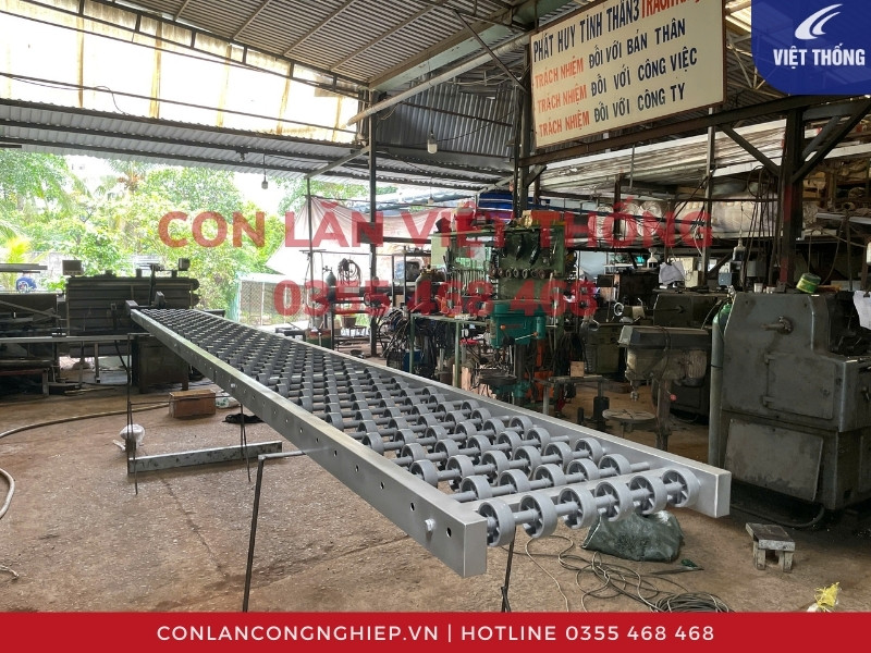 Xưởng gia công thang lăn hàng bánh xe nhựa Việt Thống