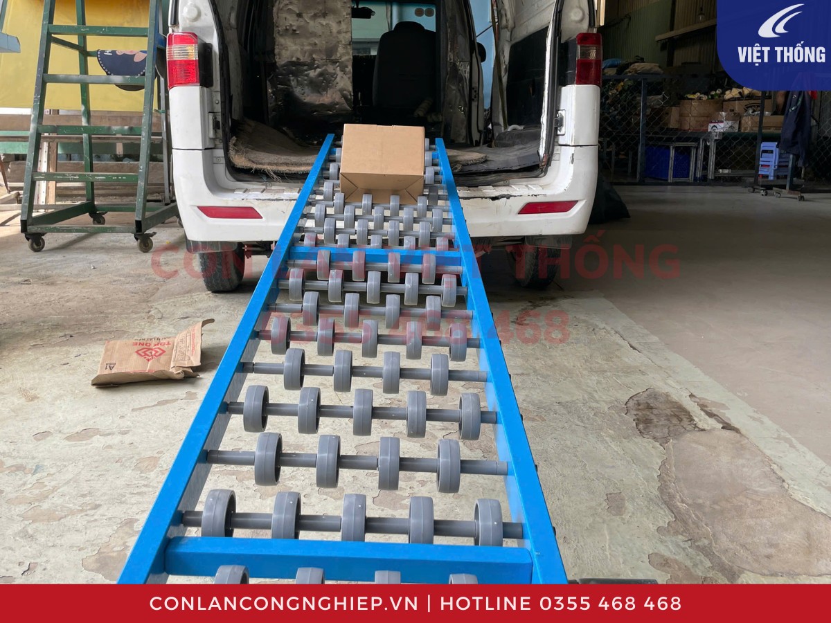 Thang lăn hàng bánh xe nhựa