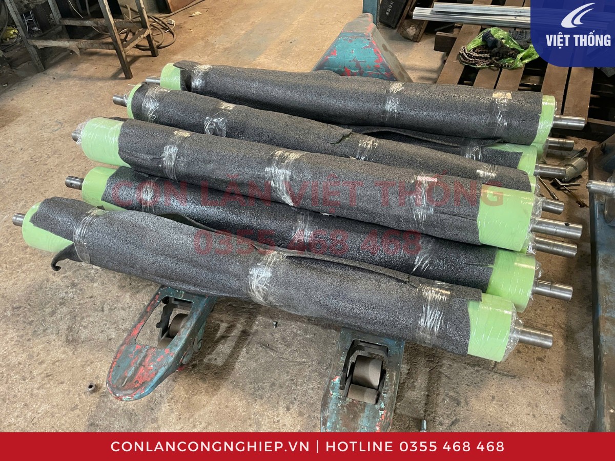 Rulo bọc cao su mềm màu xanh tại xưởng Việt Thống