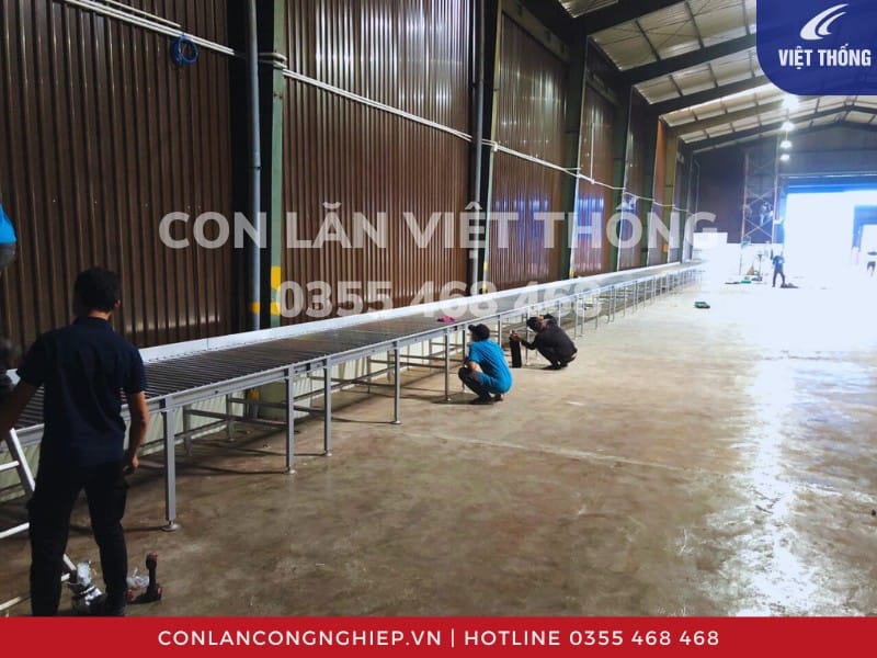 Lắp dàn băng tải con lăn tự do cho kho xưởng
