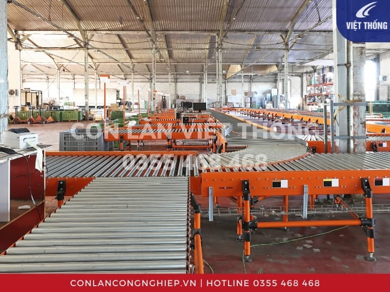 Hệ thống băng tải con lăn trong nhà máy sản xuất